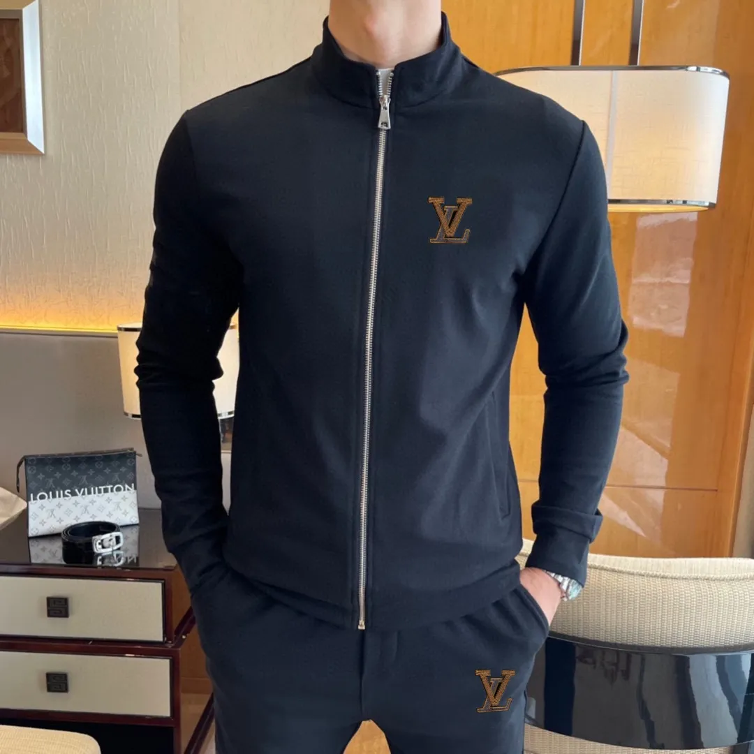 🅿️420 [LV Louis Vuitton] (Fat Man Gospel) hot-selling suit is coming. Focus on the original version of the official website. 2025 new hot-selling cardigan sweater suit. The original order is the best. 🇭🇰The meticulous work of top designers is dedicated to a fitting and perfect upper body effect. All-natural high-quality Roman cotton 100%, close-fitting comfort, noble and elegant! Original hardware embodies elegance and nobility! Counter size: M-5XL (maximum wear up to 220 pounds)